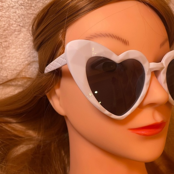 White Heart-Shaped Oversized Sunglasses - Picture 2 of 4